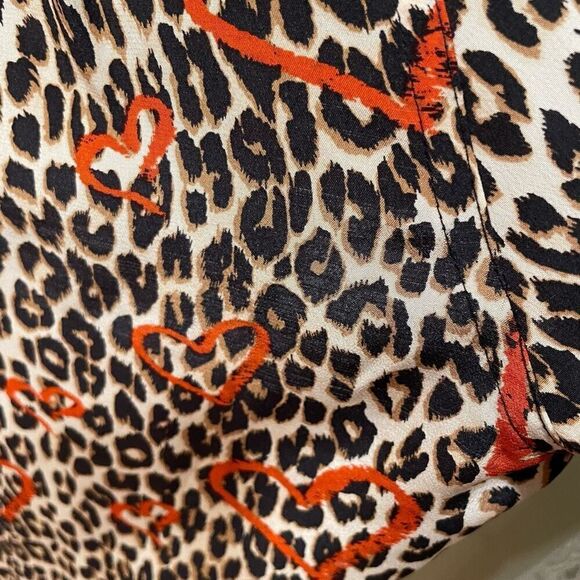 Equipment Femme Button Up Blouse M Silk Leopard Print Lipstick Heart Mob Wife - Picture 3 of 10